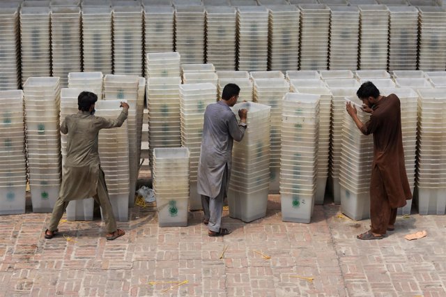 Trabajadores electorales con urnas en Pakistán