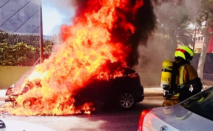 El coche calcinado en Benidorm