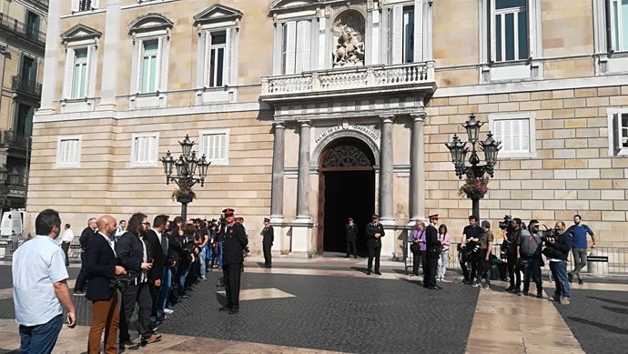Ambiente en la plaza Sant Jaume antes de la investidura de Quim Torra