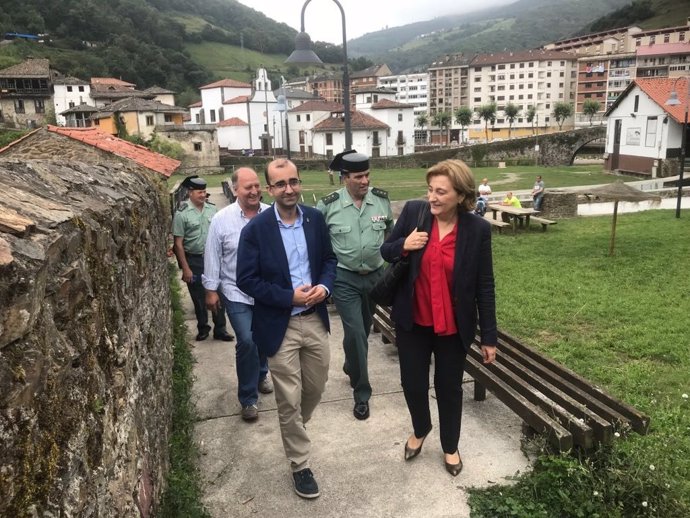 Delegada del Gobierno con el alcalde de Cangas del Narcea