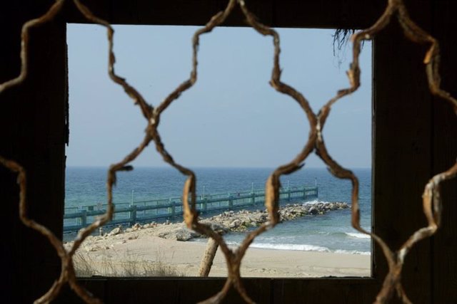 Barrera levantada en la frontera marítima entre la Franja de Gaza e Israel