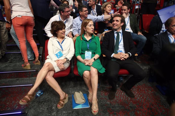 Casado y Santamaría se saludan al comiendo del Congreso del PP