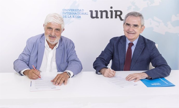 Firma del acuerdo entre la UNIR y la AEV