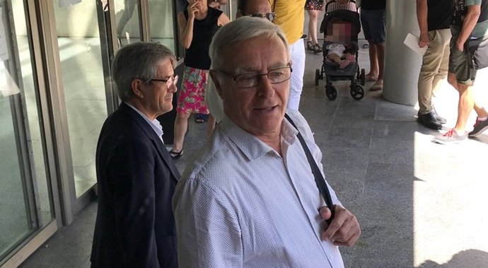 Joan Ribó a su salida de la Ciudad de la Justicia 