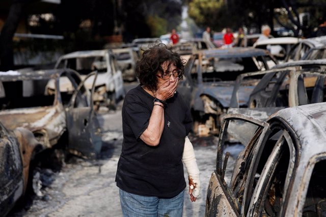 Una mujer en la zona incendiada en Mati, cerca de Atenas