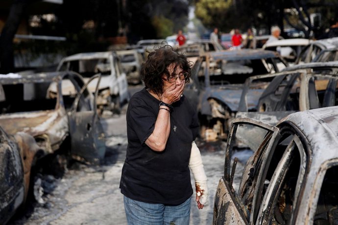 Una mujer en la zona incendiada en Mati, cerca de Atenas