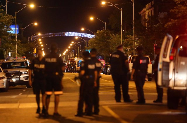 Agentes de Policía en el lugar del tiroteo en Toronto