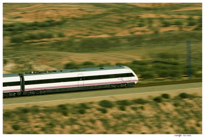 Tren de Alta Velocidad-Larga Distincia entre Madrid y Huelva.                