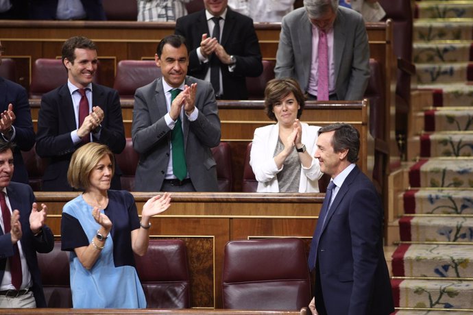 Casado, Santamaría y Cospedal aplauden a Rafael Hernando en el Congreso