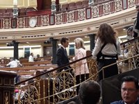 Pablo Casado ocupa su nuevo escaño en el Congreso y saluda personalmente a sus diputados