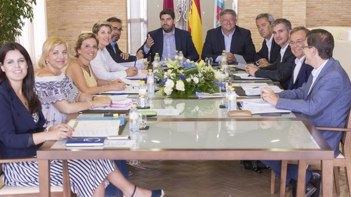 López Miras y Bastida con los consejeros en el Consejo de Gobierno