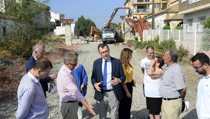 Ballesta asiste al desmontaje de la pasarela sobre el antiguo ferrocarril