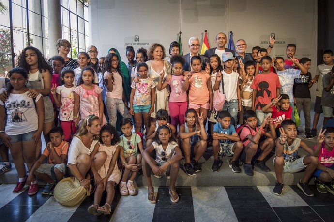 Jiménez Barrios recibe en San Telmo a niños saharauis de 'Vacaciones en paz'