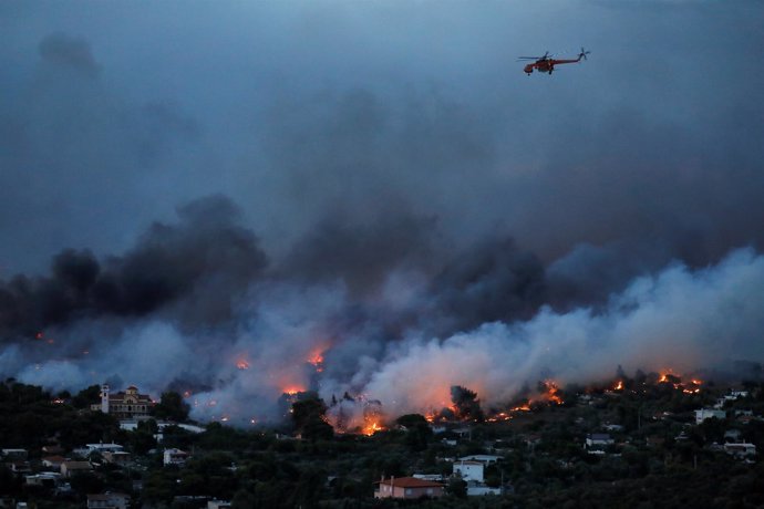 Un incendio en Rafina, en los alrededores de Atenas (Grecia)