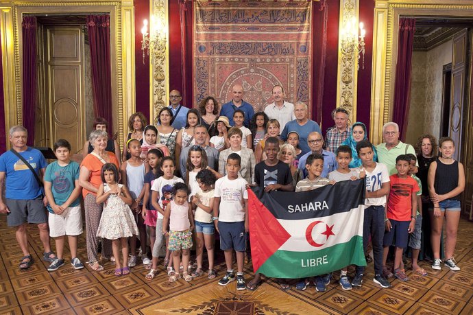La presidenta, Uxue Barkos, junto con los niños saharauis