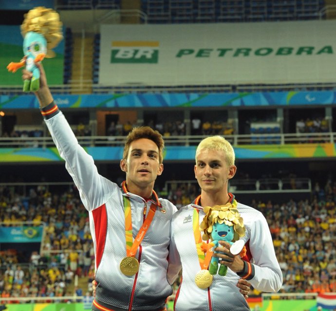 Blanquiño y Descarrega en el podio con su oro en Río 2016