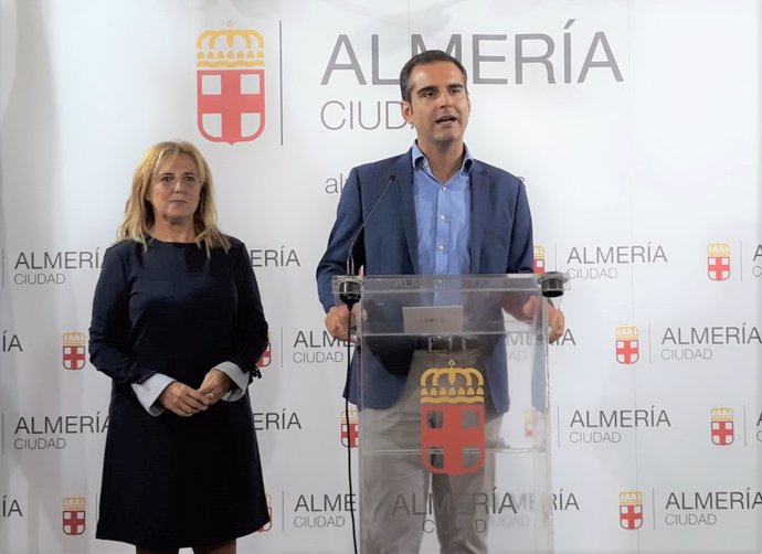 La edil Pilar Ortega junto al alcalde de Almería, Ramón Fernández-Pacheco