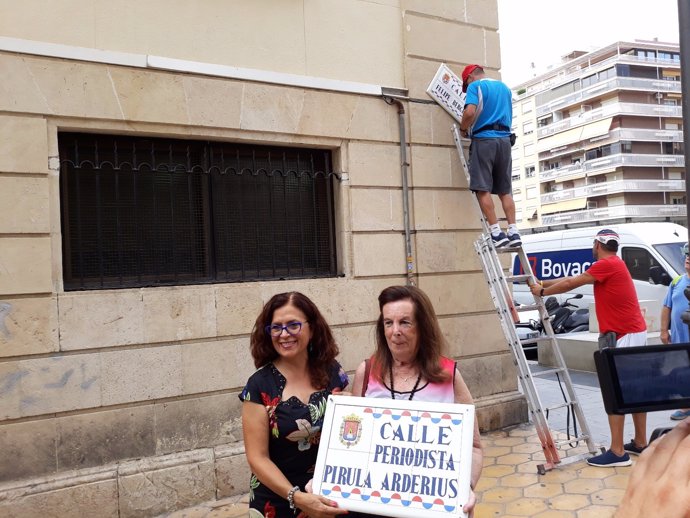 Alicante sustituye las placas franquistas por nuevas denominaciones de calles