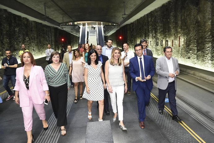 La presidenta de la Junta, Susana Díaz, visita una estación del metro de Granada