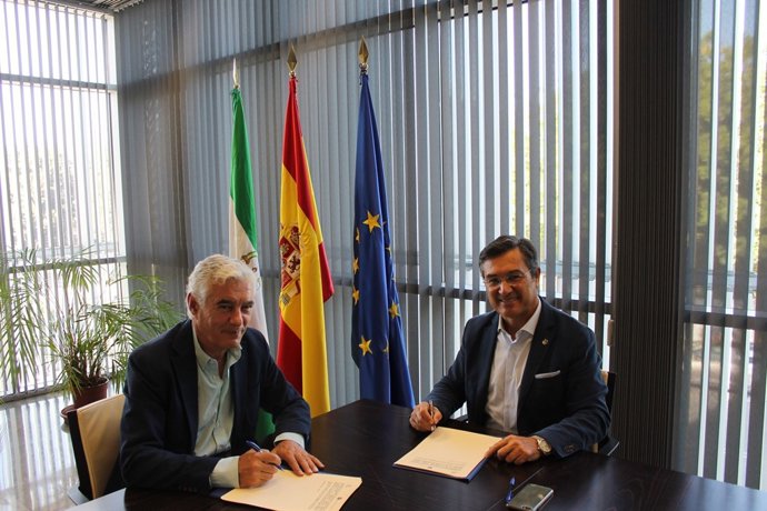 Firma entre Ifapa y el Colegio Oficial de Ingenieros Agrónomos.
