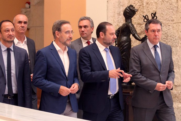 Gómez de Celis, Felipe López, Ábalos y Espadas, antes de entrar en la reunión