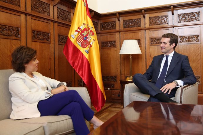 Pablo Casado se reúne con Soraya Sáenz de Santamaría en el Congreso