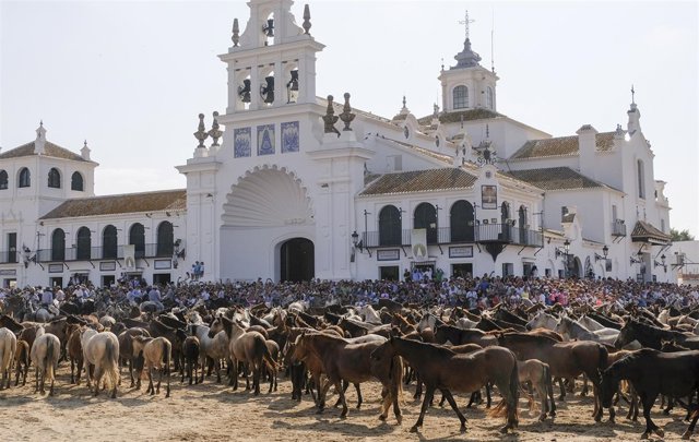 Saca de las Yeguas en la ermita del Rocío,en Almonte (Huelva).