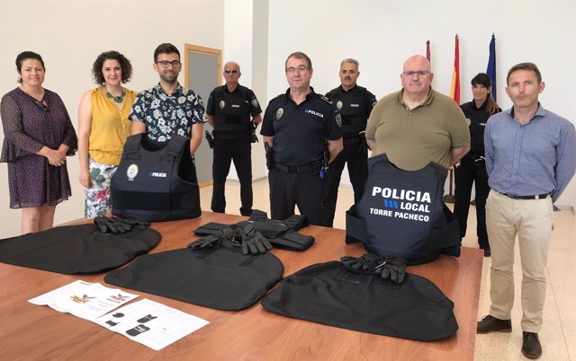 Los agentes de la Policía Local mejoran su seguridad con nuevos chalecos  antibalas y antipunzón