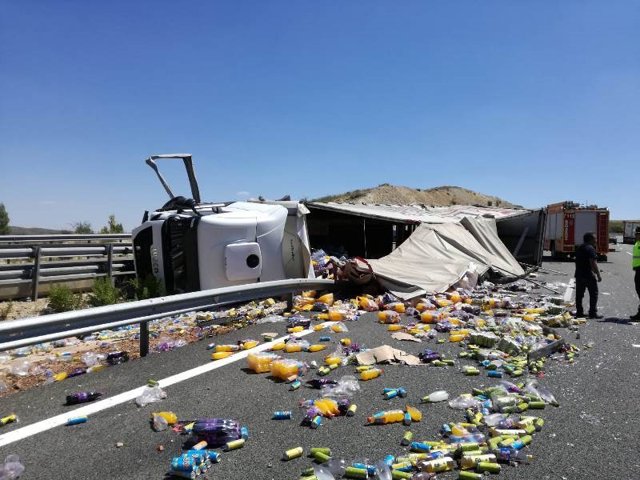 Soria. Camión volcado