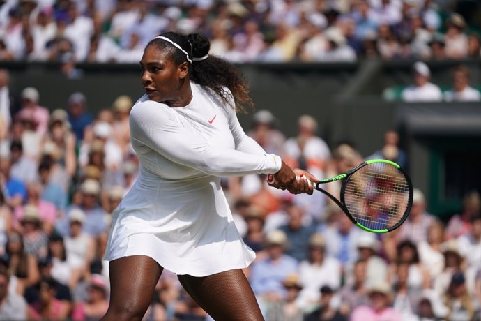 Serena Williams golpea una bola en las semifinales de Wimbledon