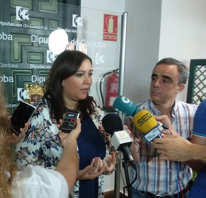 Ana Carrillo atiende a los periodistas