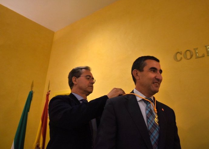 Manuel Orta condecora a Francisco Tato como nuevo decano.