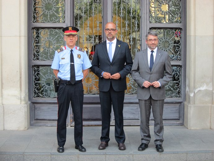 El nou comissari cap M.Esquius, el conseller M.Buch i el director A.Martínez
