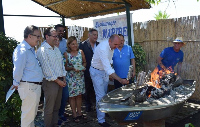 Francisco Conejo prueba un espeto