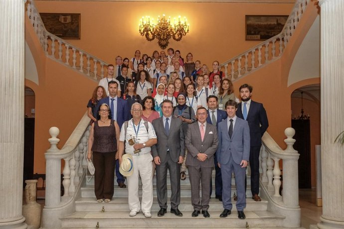 El alcalde de Sevilla recibe a deportistas de la Copa Comen