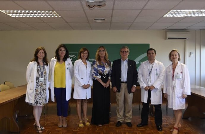 Luna (centro), junto a responsables del hospital y del Colegio de Médicos