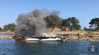 Colocan material absorbente para evitar derrames de combustible del catamarán incendiado en O Grove (Pontevedra)