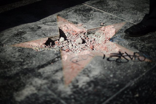 La estrella de Trump en el Paseo de la Fama de Hollywood, destrozada con un pico