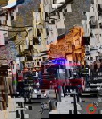 Un incendio causa importantes daños en un piso y daña el tejado de un edificio en Santander