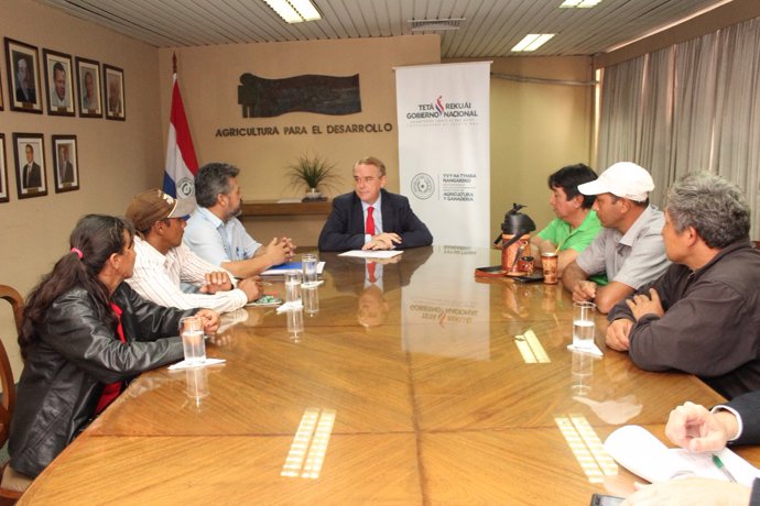 El ministro de Agricultura de Paraguay en una reunión