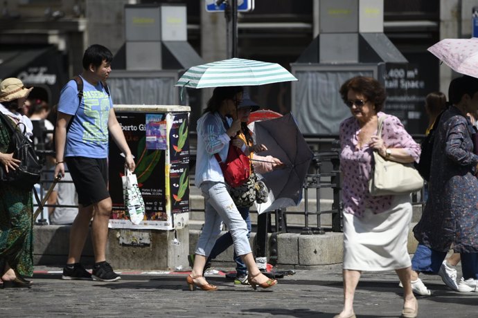 Recursos de calor, verano, sol, buen tiempo, mujer con paraguas