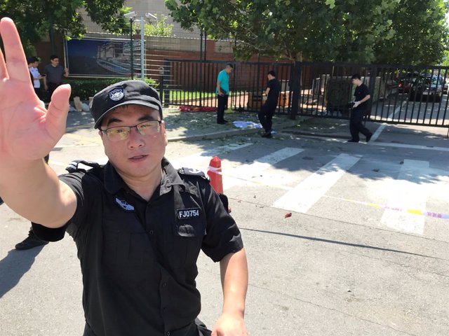 Un agente de seguridad ante la Embajada de Estados Unidos en Pekín