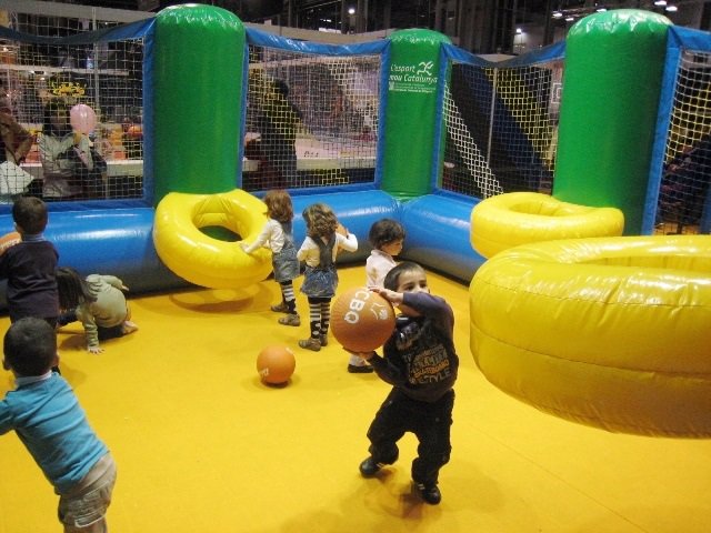 Niños jugando en una de las atracciones hinchables del festival.