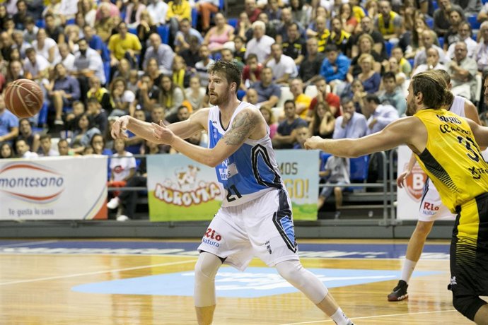 S. Whittington jugando el partido Iberostar Tenerife-Rio Natura Monbus Obradoiro