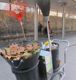 Cubo y escoba de barrendero