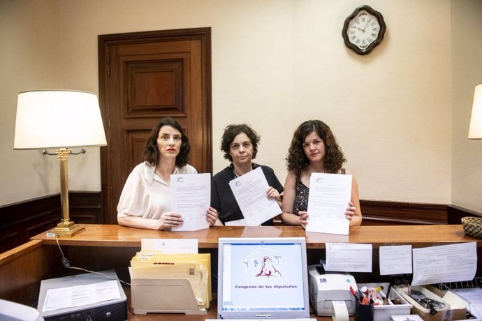 Sofía Castañón, Gloria Elizo y Mar García Puig en el registro del Congreso
