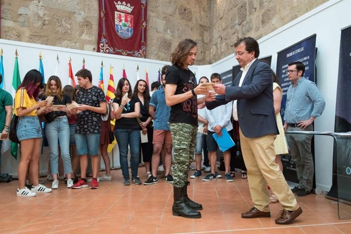 Vara entrega becas a jóvenes