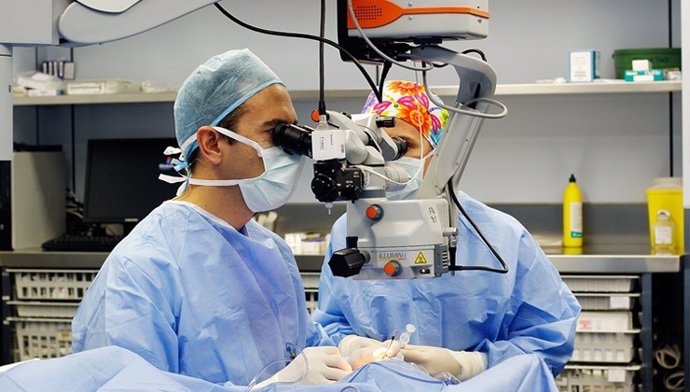 Especialistas del IMO intervienen unas lentres intraoculares fáquicas