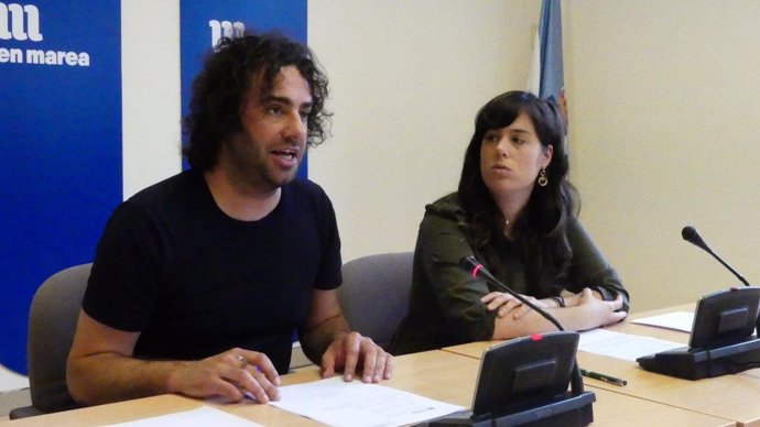 Los diputados de En Marea Davide Rodríguez y Paula Quinteiro en rueda de prensa
