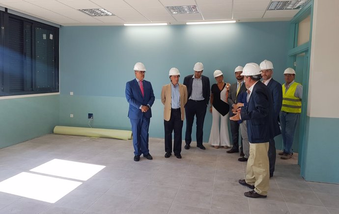 Van Grieken durante su visita a las obras del nuevo IES en Alcobendas